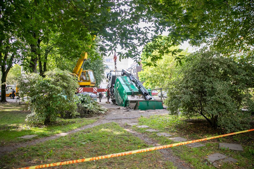 Kauno centre įlūžus asfaltui į duobę įkrito šiukšliavežis