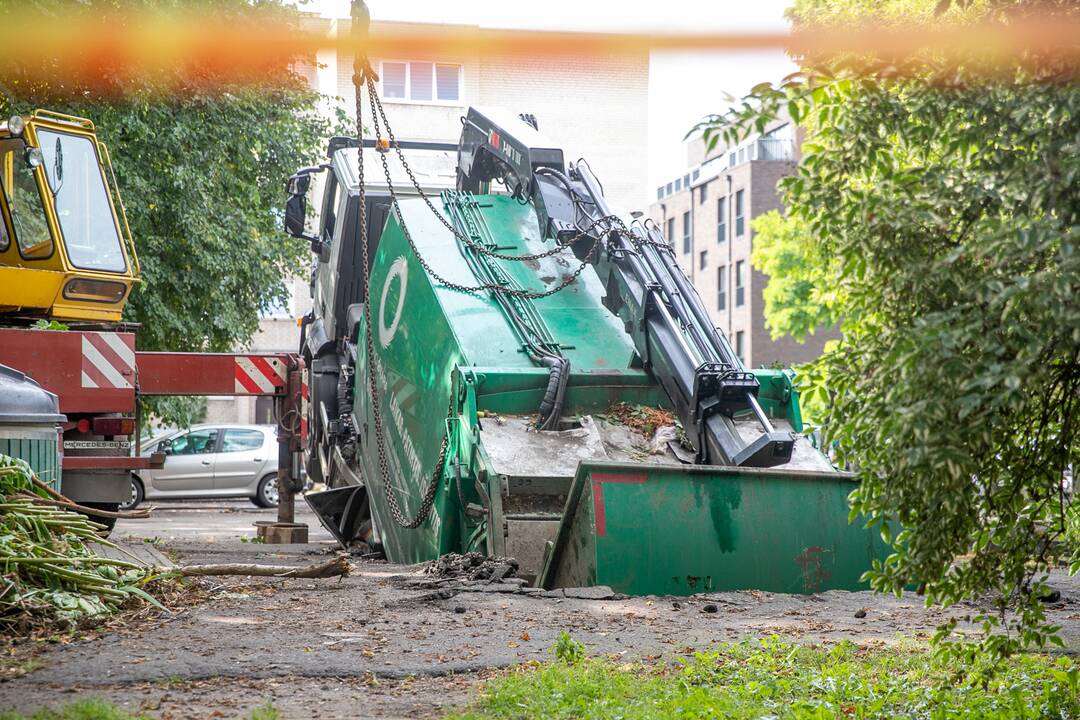 Kauno centre įlūžus asfaltui į duobę įkrito šiukšliavežis