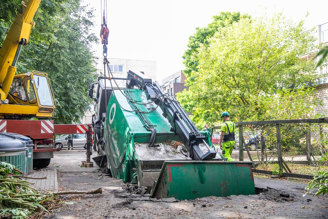 Kauno centre įlūžus asfaltui į duobę įkrito šiukšliavežis