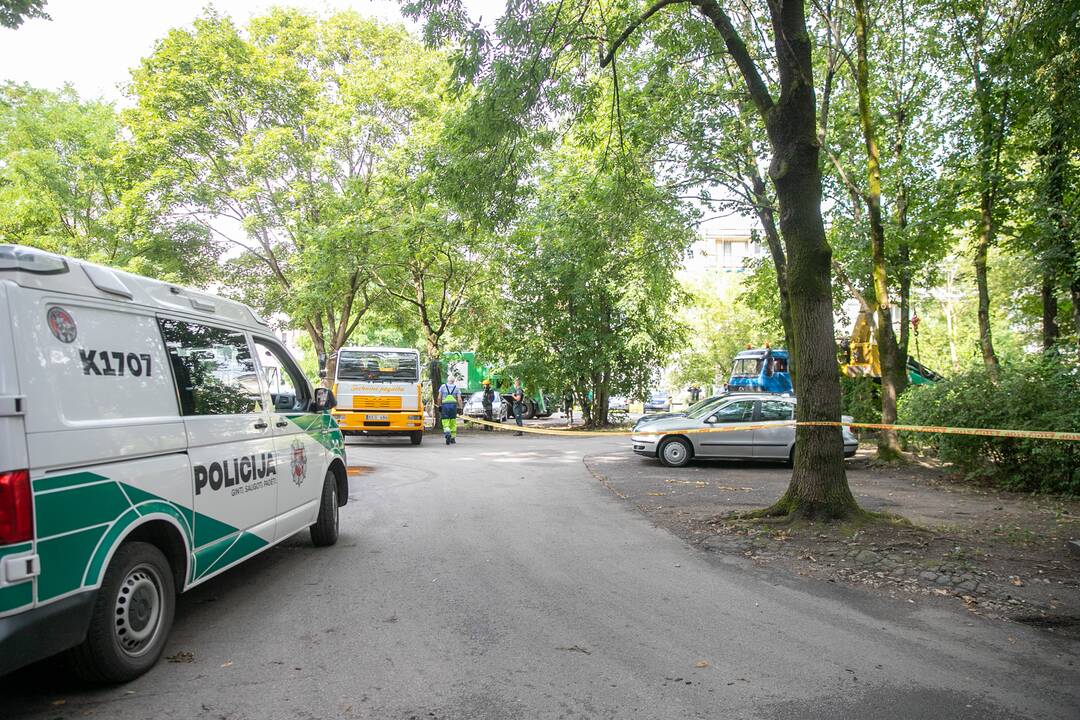 Kauno centre įlūžus asfaltui į duobę įkrito šiukšliavežis
