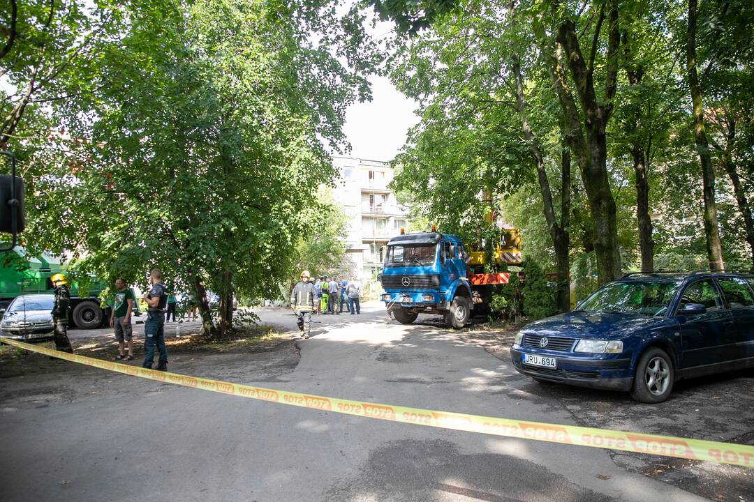 Kauno centre įlūžus asfaltui į duobę įkrito šiukšliavežis