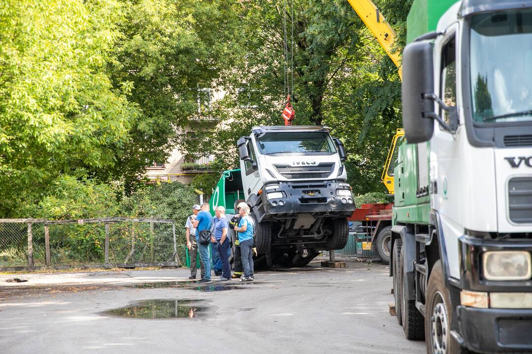 Kauno centre įlūžus asfaltui į duobę įkrito šiukšliavežis