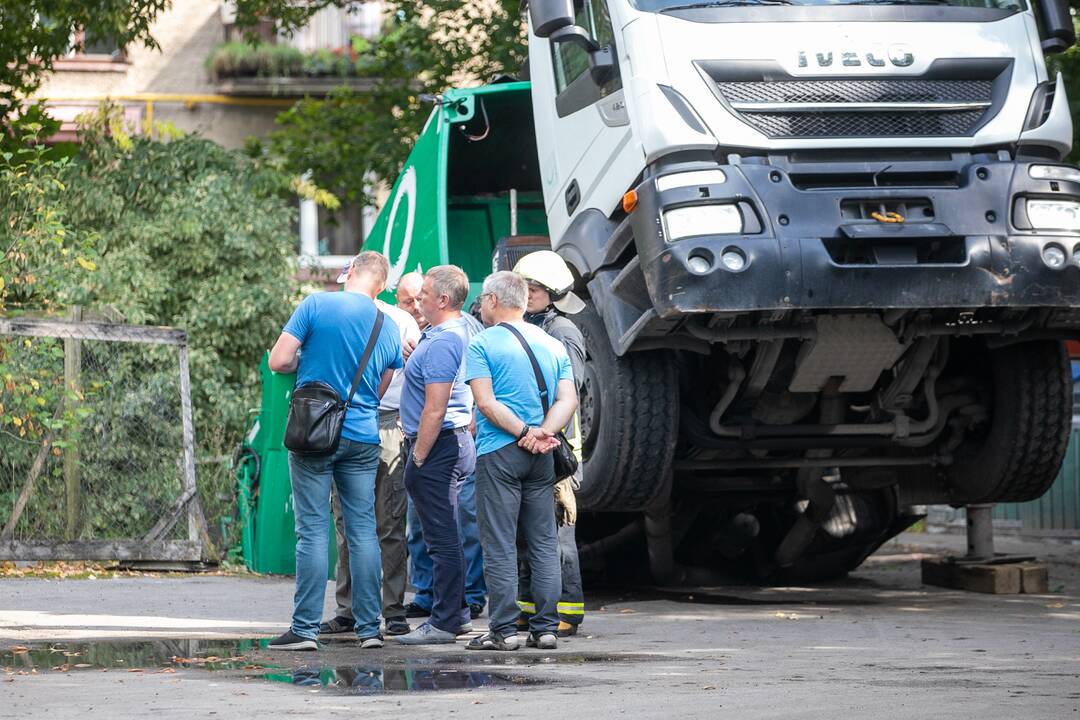 Kauno centre įlūžus asfaltui į duobę įkrito šiukšliavežis