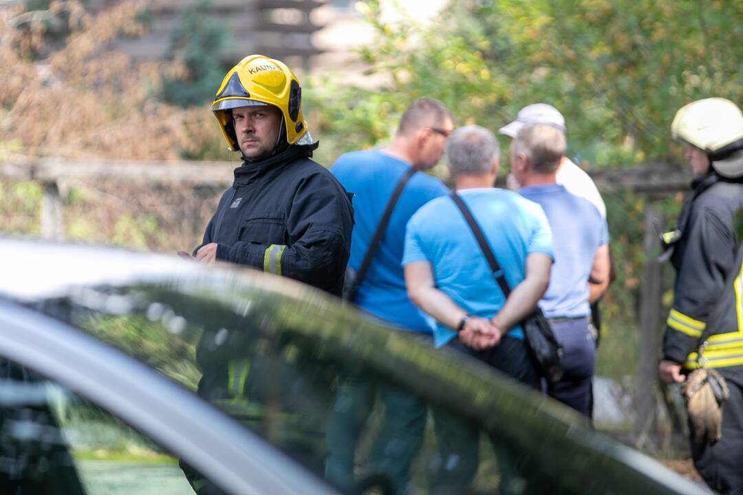 Kauno centre įlūžus asfaltui į duobę įkrito šiukšliavežis
