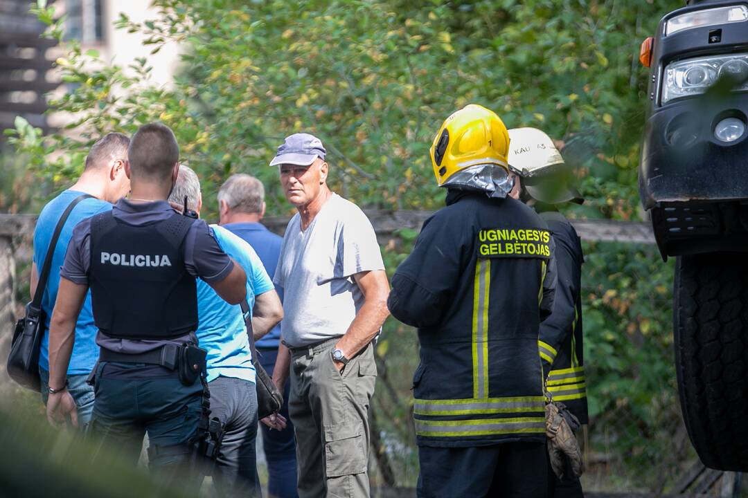 Kauno centre įlūžus asfaltui į duobę įkrito šiukšliavežis