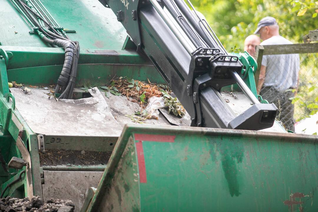 Kauno centre įlūžus asfaltui į duobę įkrito šiukšliavežis