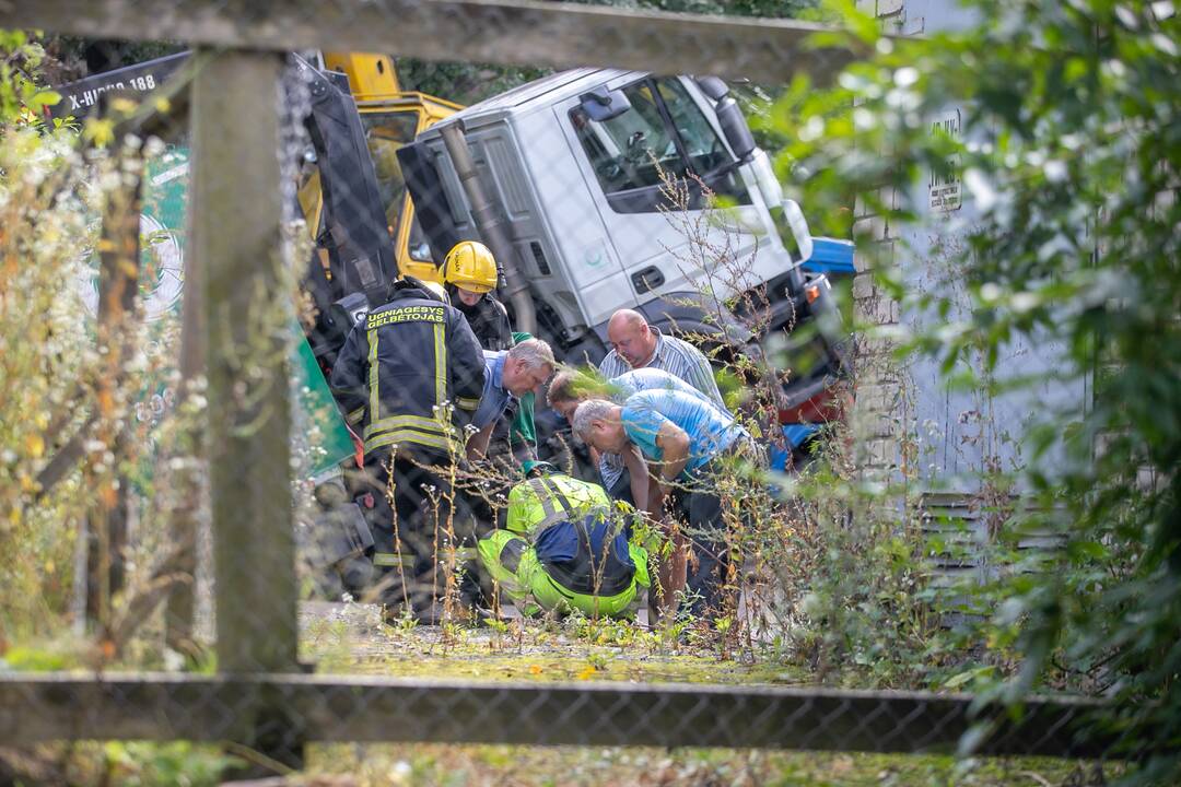 Kauno centre įlūžus asfaltui į duobę įkrito šiukšliavežis