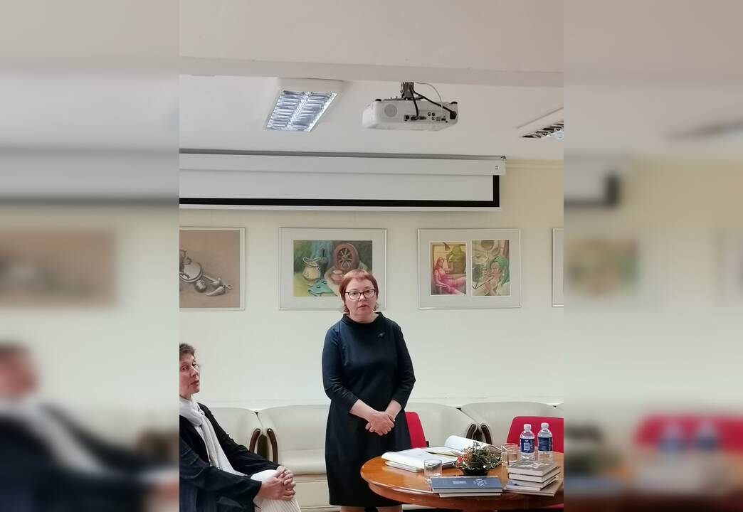 Pažintis: I.Kanto viešojoje bibliotekoje literatūros vakare "Pažintis su naujais rašytojų romanais" savo naująjį kūrinį pristatė klaipėdietė rašytoja R.Latvėnaitė-Kairienė.