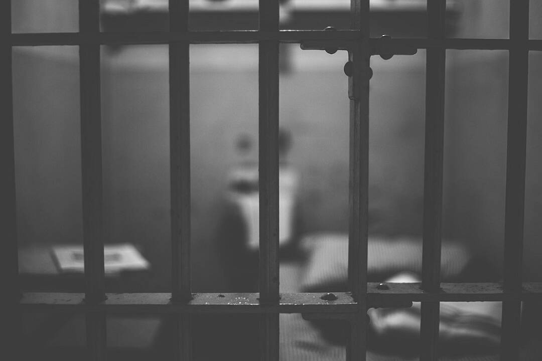 Į namą įsilaužę ir šeimininką suluošinę vyrai kalės septynerius metus: ant lovos bandė kurti laužą