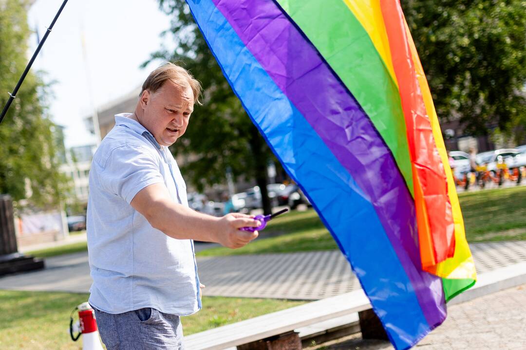 Prie Seimo sudeginta LGBT bendruomenės vėliava