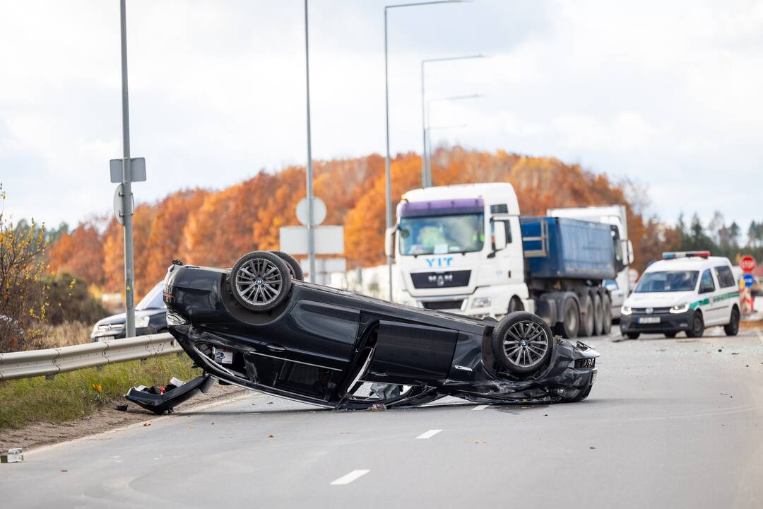 Vilniaus pakraštyje BMW apvirto ant stogo