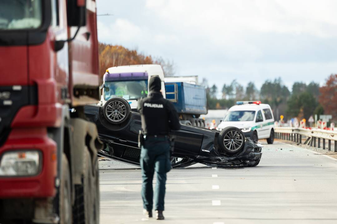 Vilniaus pakraštyje BMW apvirto ant stogo