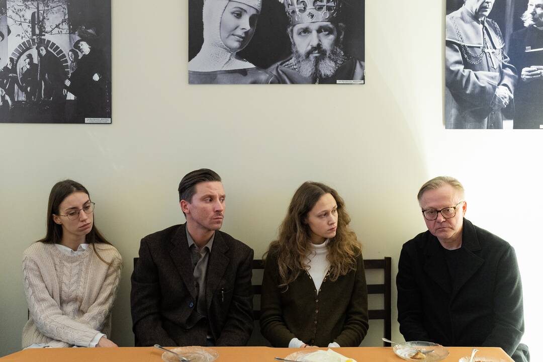 Scena iš Klaipėdos dramos teatre į sceną žengiančio naujo spektaklio „Lost Lost Lost“.