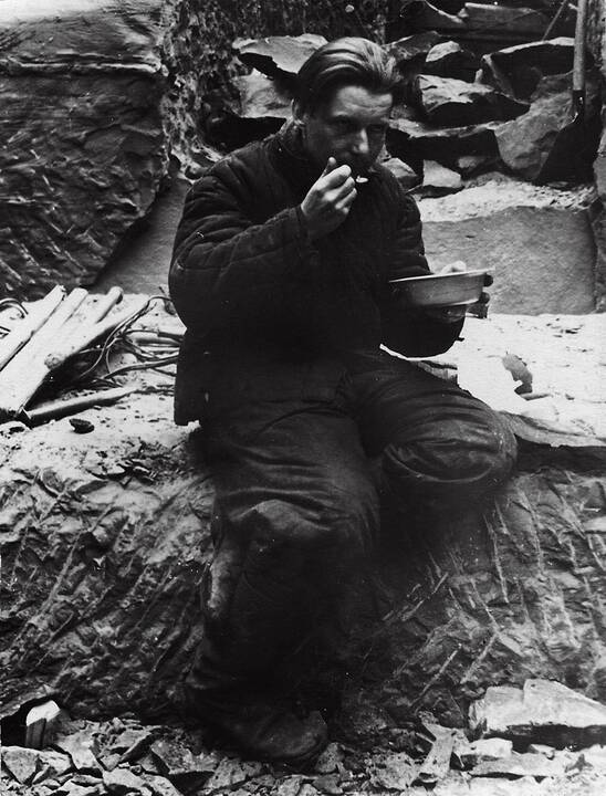 Išnaudojimas: R. Vaicekauskas kasa anglis šachtoje Jakutske. 1954 m. 