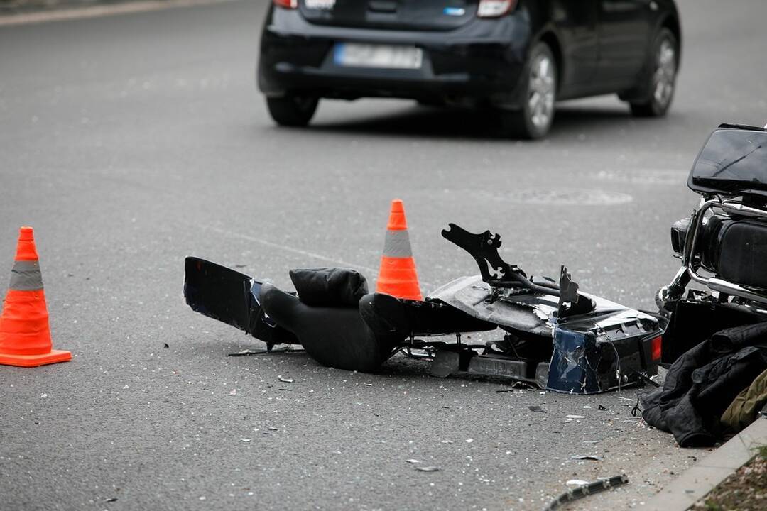 Dėl į kelią išbėgusio šuns – byla: susižeidė motociklą vairavęs nepilnametis