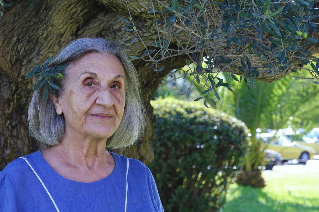Iškili: M.Douka – viena žymiausių šiuolaikinių graikų rašytojų, už romaną "Nekaltieji ir kaltininkai" pelniusi Atėnų akademijos apdovanojimą ir įvertinta tarptautine Balkanika premija.