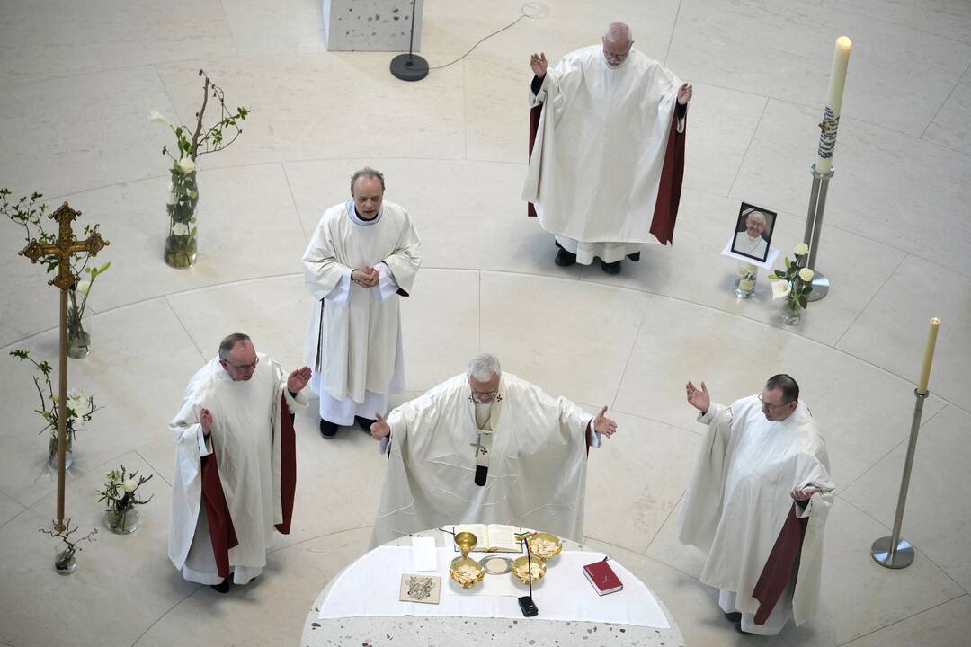 Pasaulio krikščionys plūsta į bažnyčias pagerbti mirusio popiežiaus