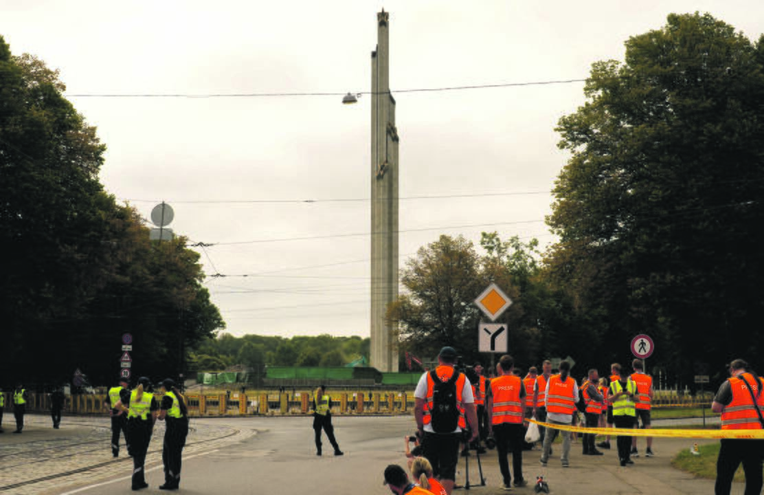 Situacija: Latvijoje, nukeliant sovietinį paminklą, netrūko provokatorių.