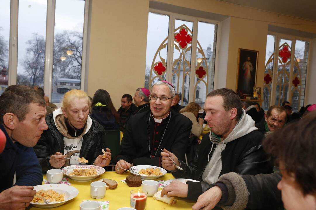 Vyskupai susitiko su vargstančiaisiais prie pietų stalo