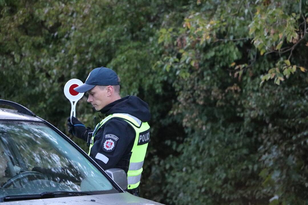 Kauno rajone prie vairo sėdęs, tačiau teisės to daryti neturėjęs vyras pasipriešino policininkams 