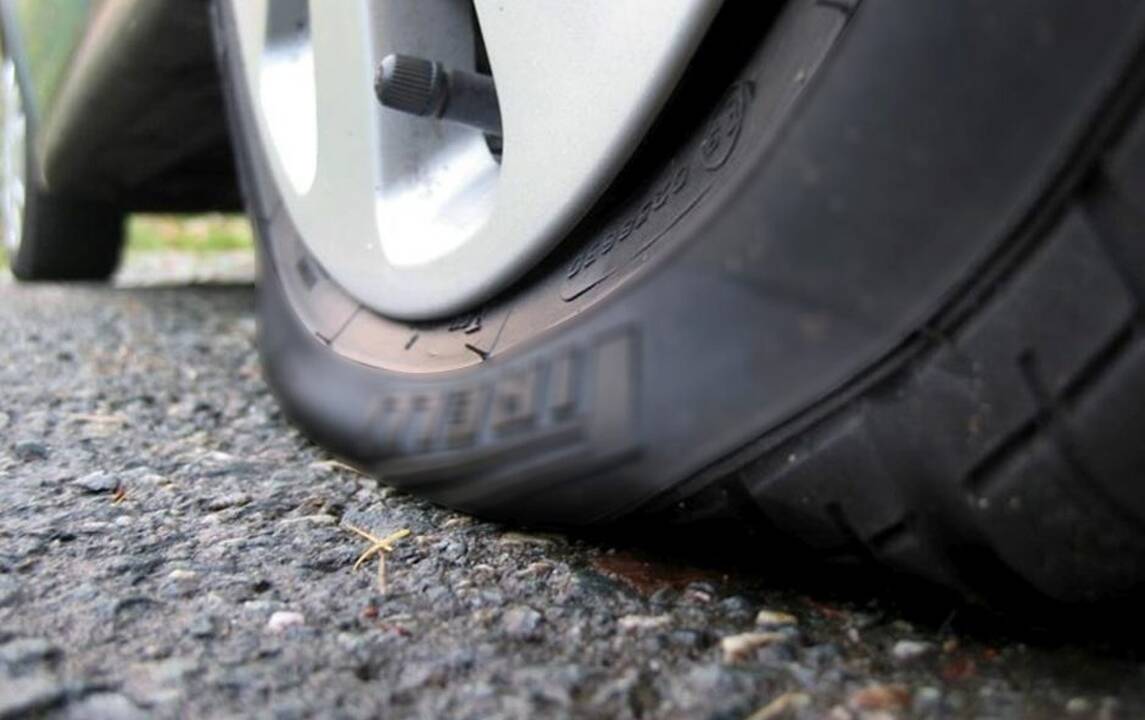 Sostinėje automobiliams pradurtos padangos