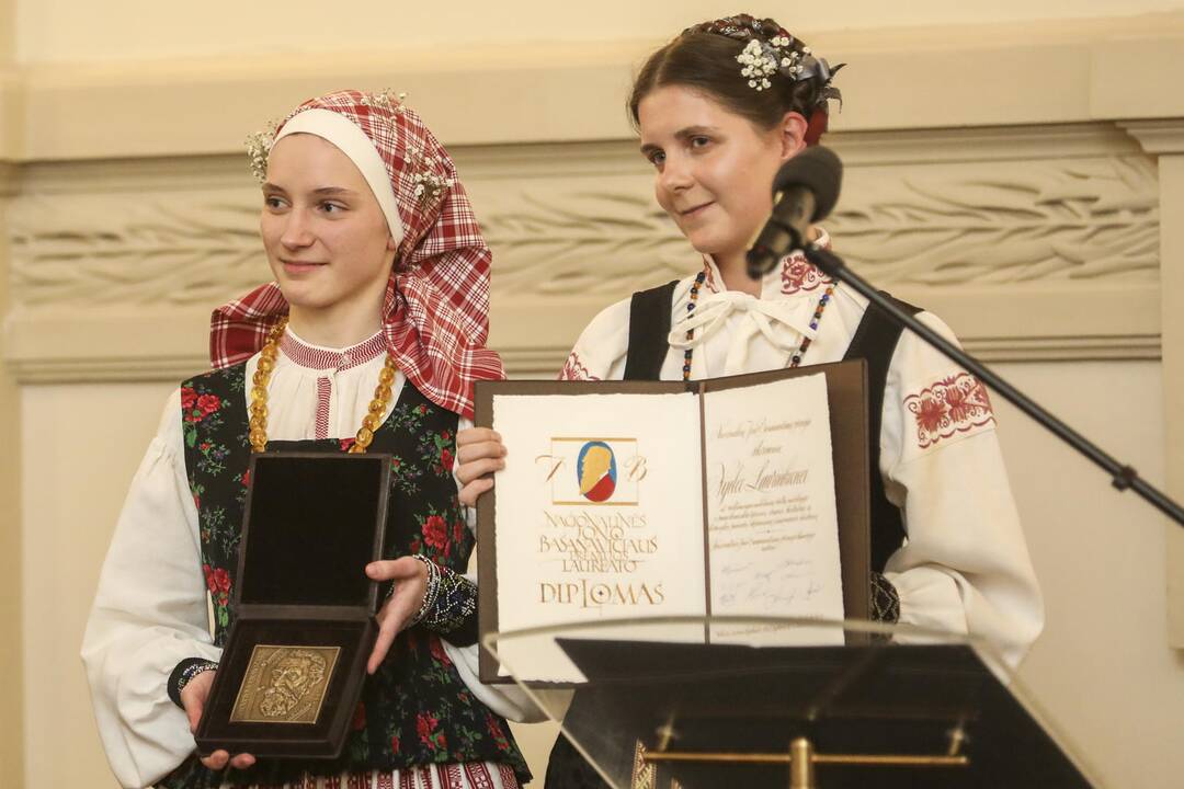 Nijolė Laurinkienė (antra iš dešinės)