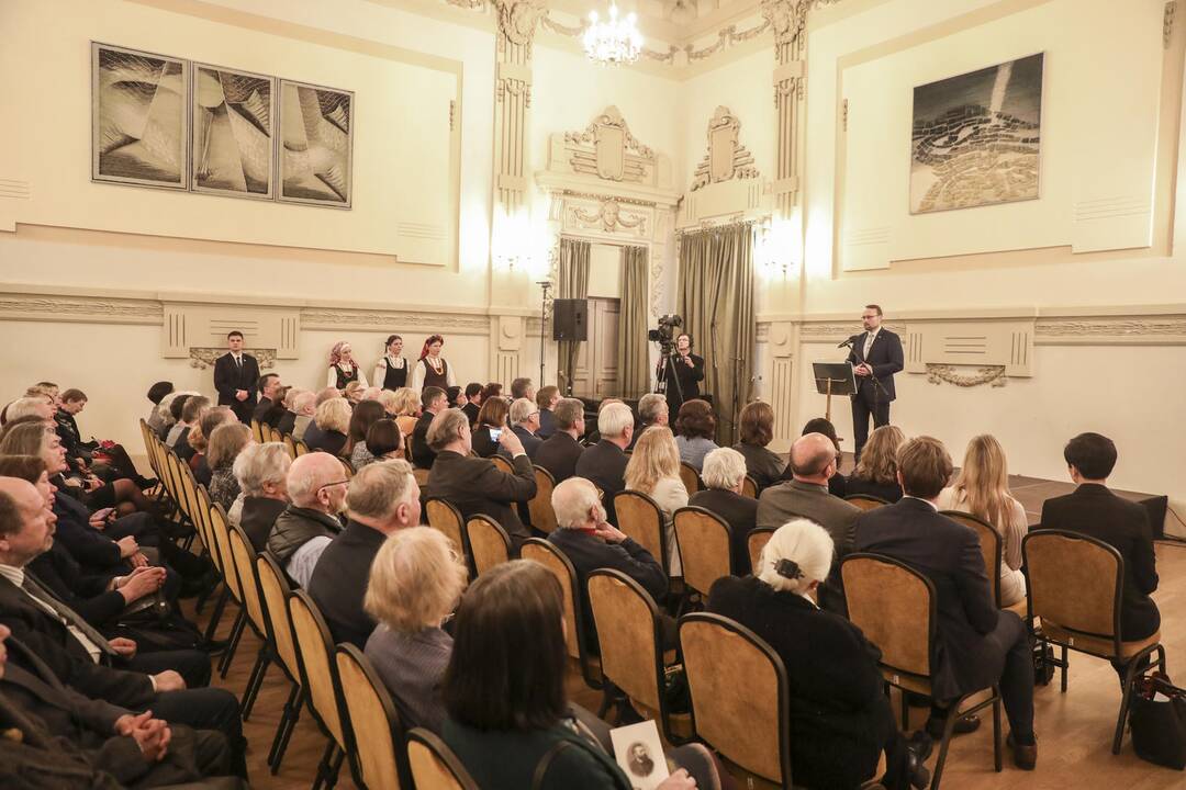 Nijolė Laurinkienė (antra iš dešinės)