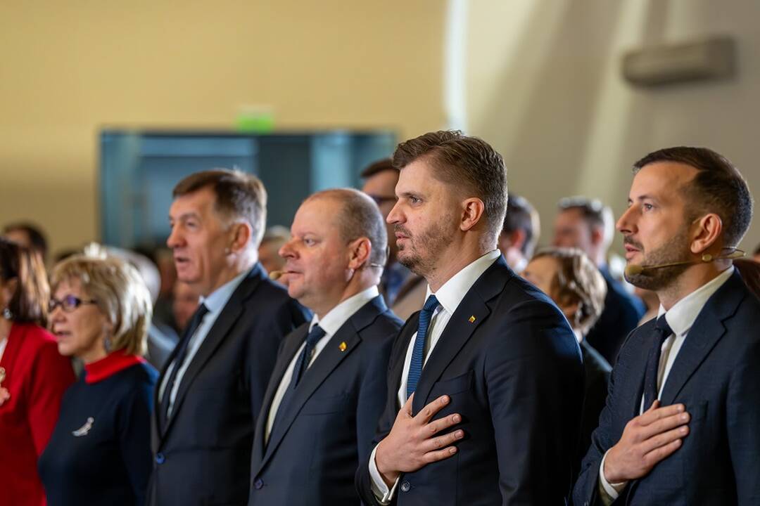 Didesnė dalis demokratų nepritaria visuotiniam šaukimui ir gynybos mokesčiui