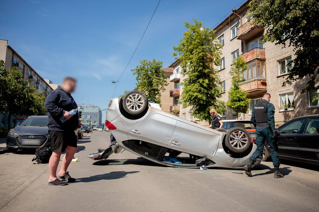 Prie policijos pastato automobilis apsivertė ant stogo