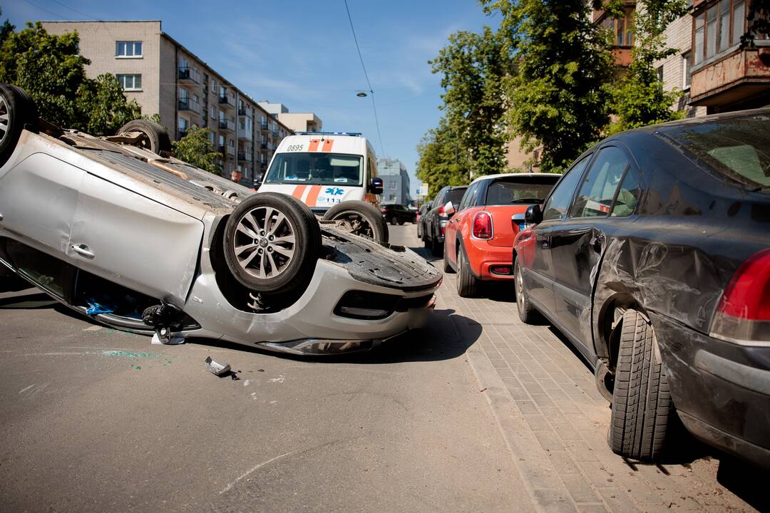 Prie policijos pastato automobilis apsivertė ant stogo