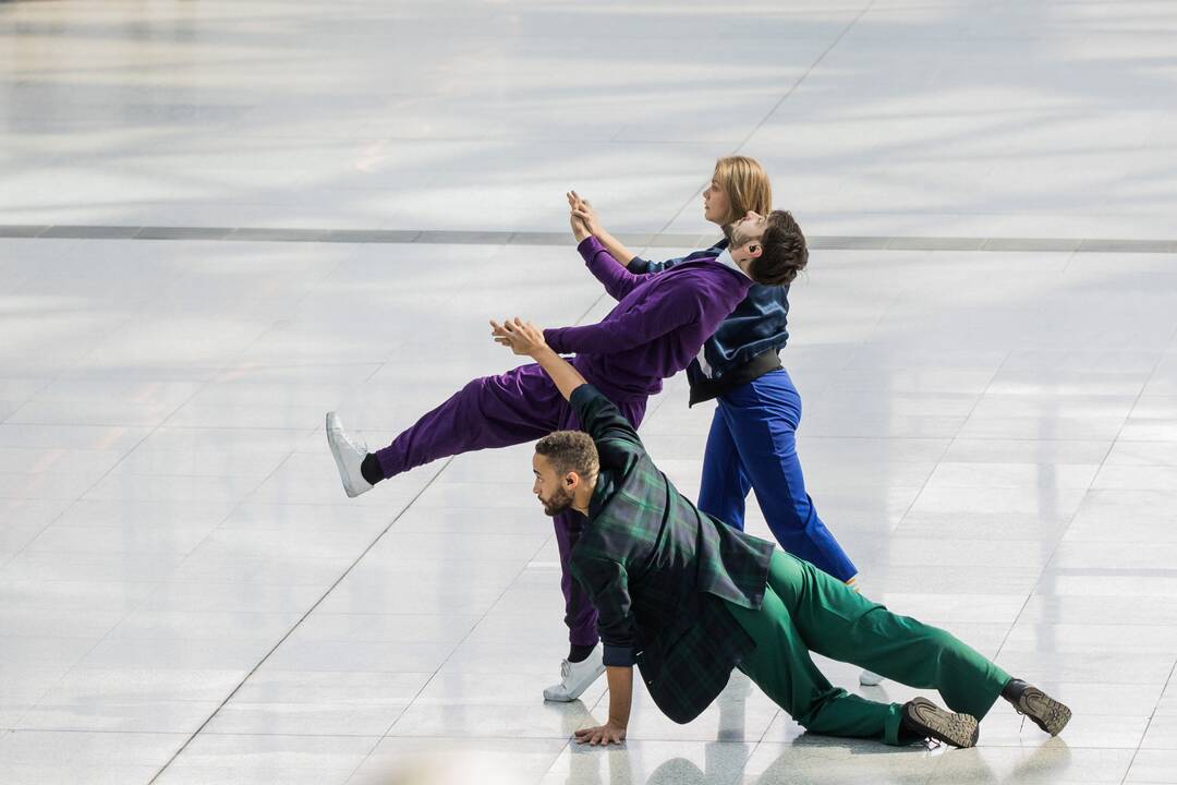 Scena iš šokio – fizinio teatro spektaklio „Odisėjas“.
