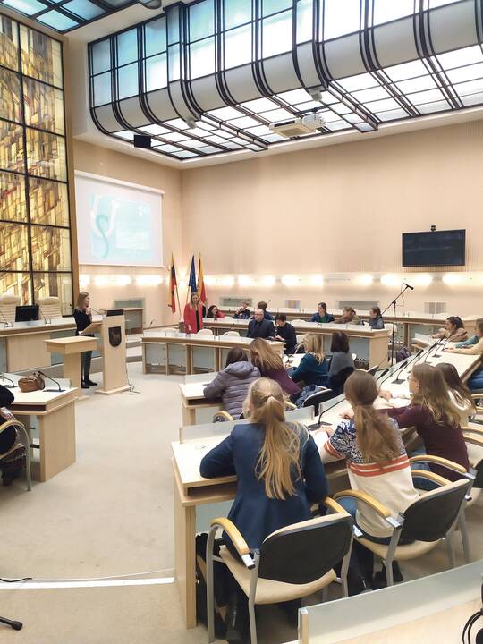 Pažintis: vieną dieną visi projekto dalyviai lankėsi Kauno miesto savivaldybėje.