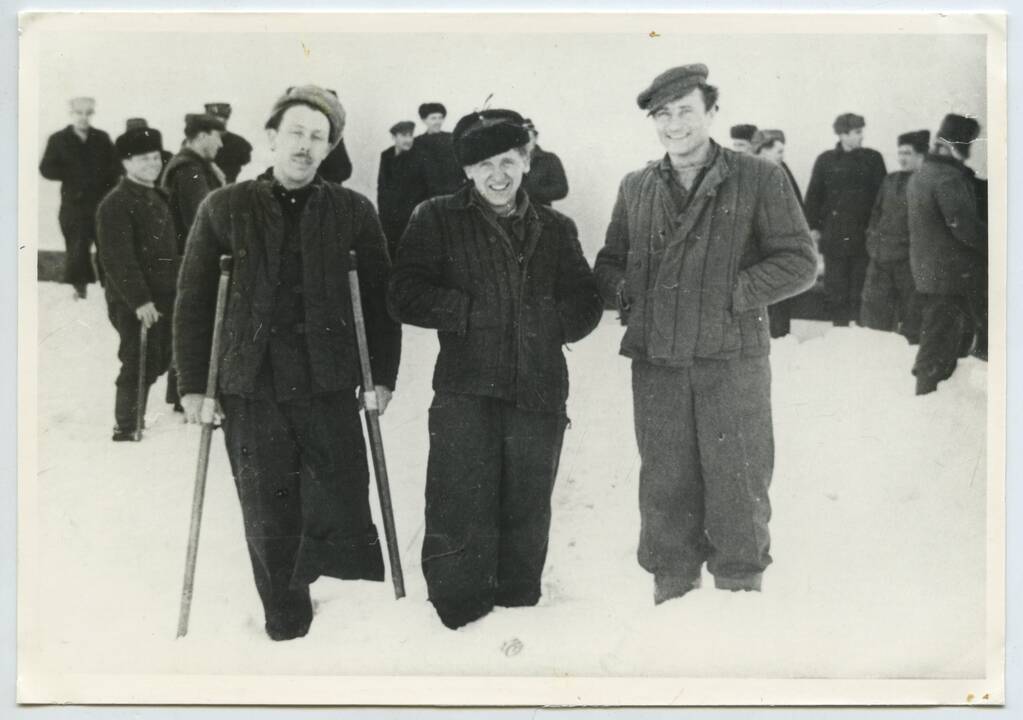 Išliko: Alfonsas Kunigonis sukilimo metu neteko kojos (stovi su ramentais). 1955 m., Kengyras.