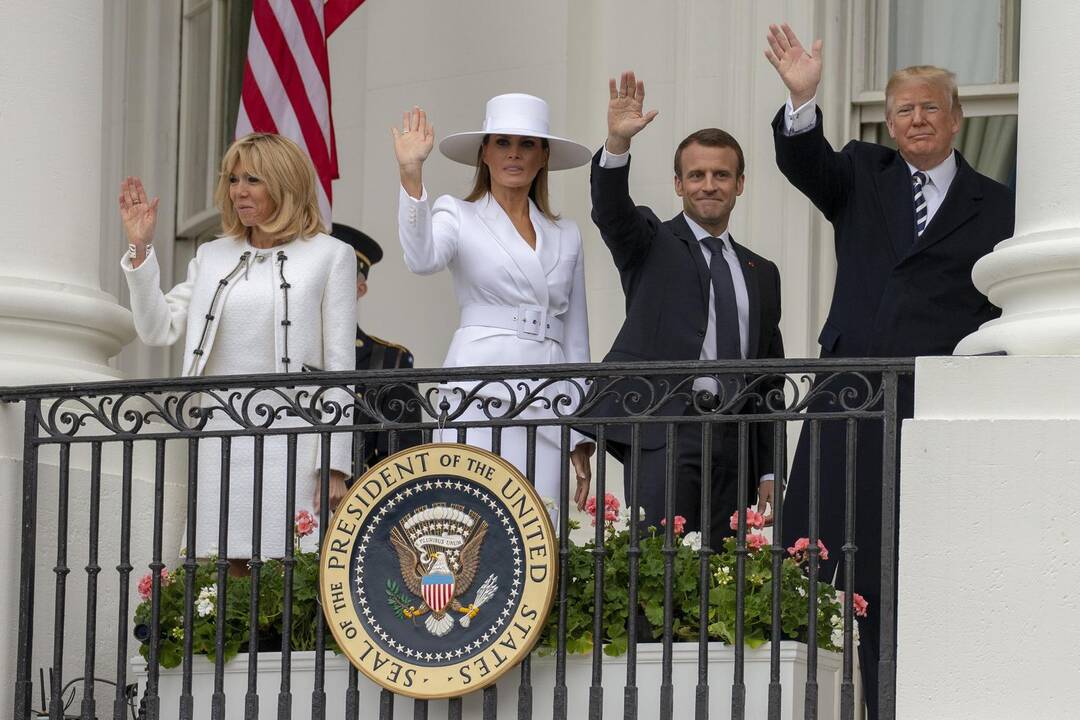 Brigitte Macron (kairėje) ir Melania Trump 