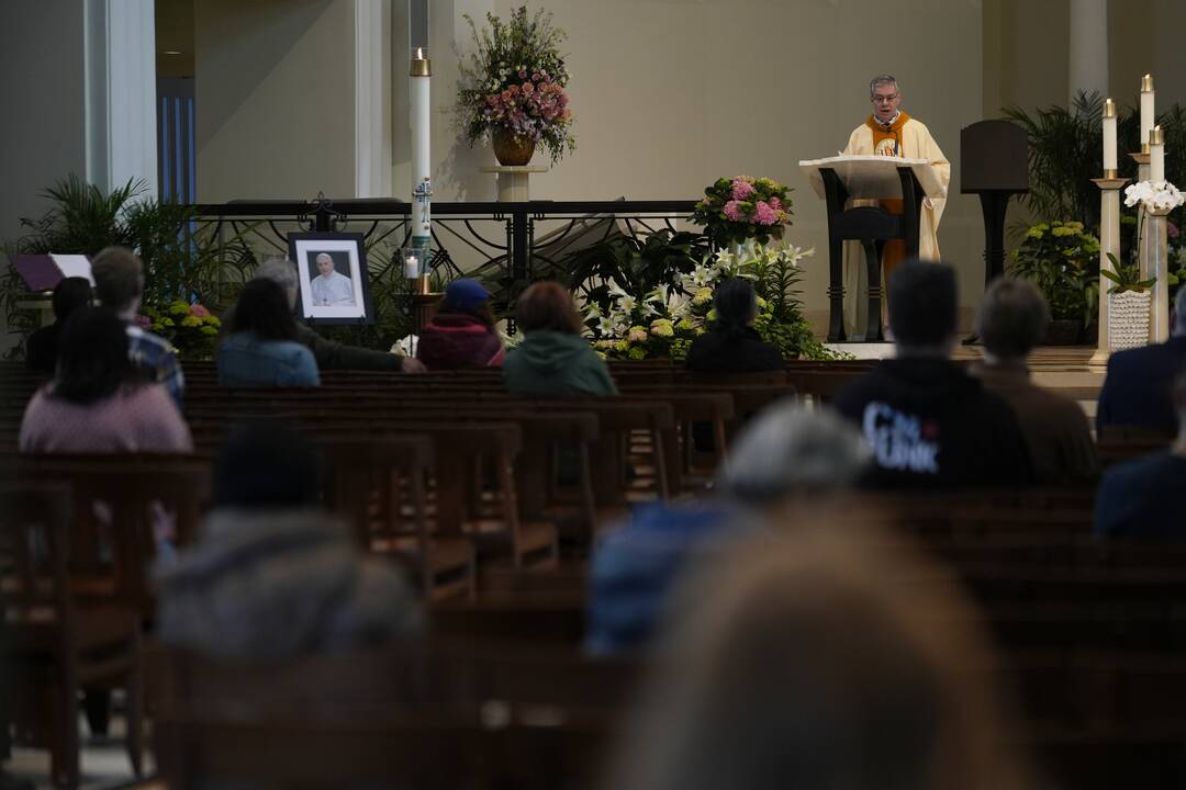 Pasaulio krikščionys plūsta į bažnyčias pagerbti mirusio popiežiaus