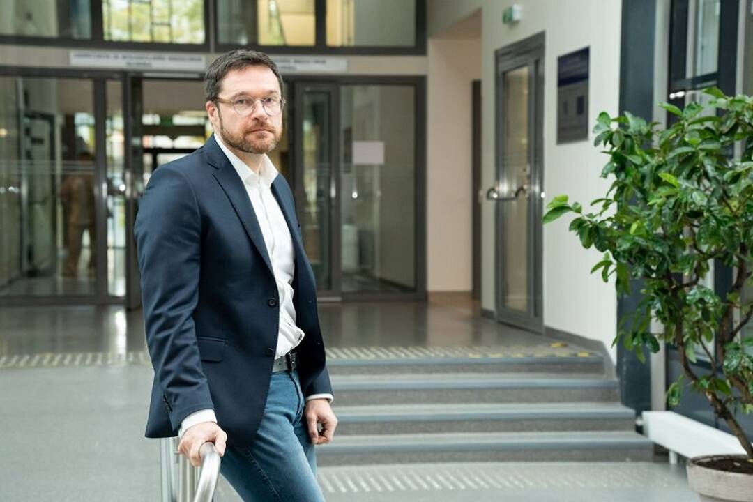 Priežastys: pasak K. Stašaičio, specialistų trūkumą medicinos srityje lemia ne tik nekonkurencingas atlyginimas ir nuolat didėjantis darbo krūvis, bet ir profesinis perdegimas ir atsiradęs supratimas, kad šis darbas susijęs su didele rizika.