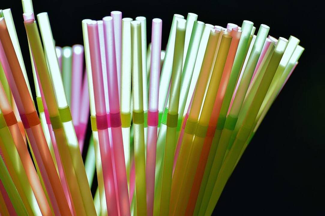 Pamirškite plastikinius šiaudelius gėrimuose: jų masiškai atsisakoma