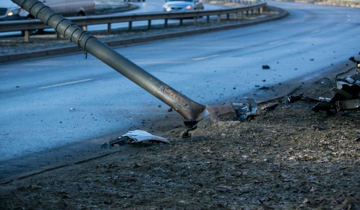 Vilniuje automobilis nulaužė stulpą: vairuotojas pabėgo 