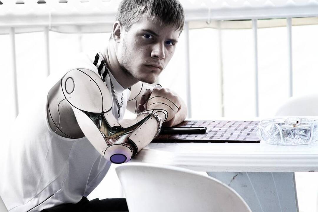Ekspertas: moksleivius masiškai reikia pradėti mokyti bendrauti su robotais