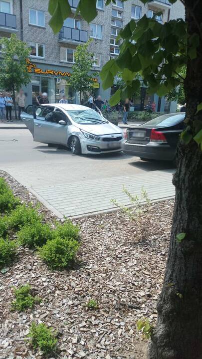 Prie policijos pastato automobilis apsivertė ant stogo