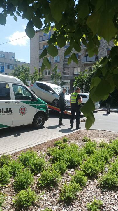 Prie policijos pastato automobilis apsivertė ant stogo
