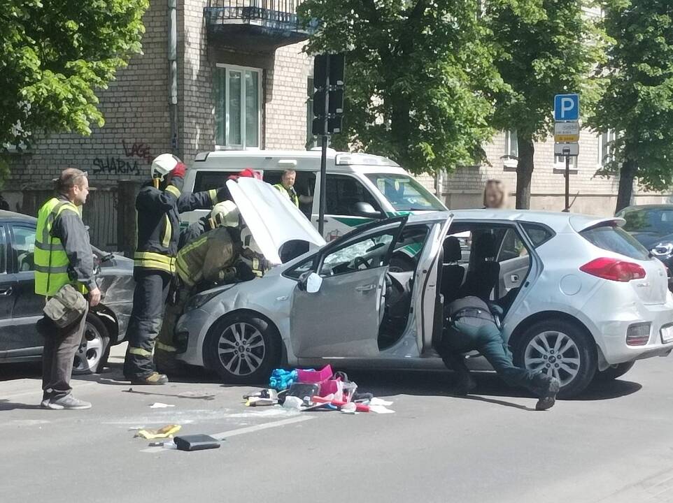 Prie policijos pastato automobilis apsivertė ant stogo