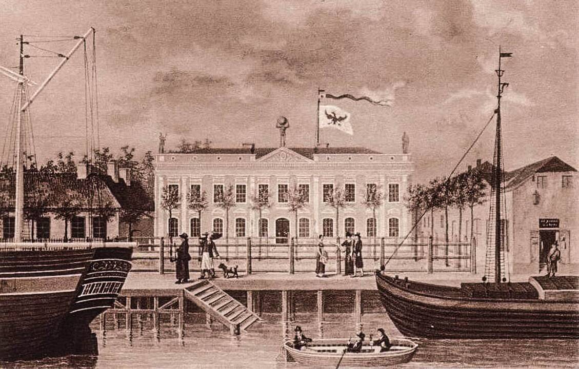 Prisiminimas: Mėmelio uostas 1809 m.  V.Barto graviūra, kur matosi vėjo malūnai ir burlaivių stiebai.