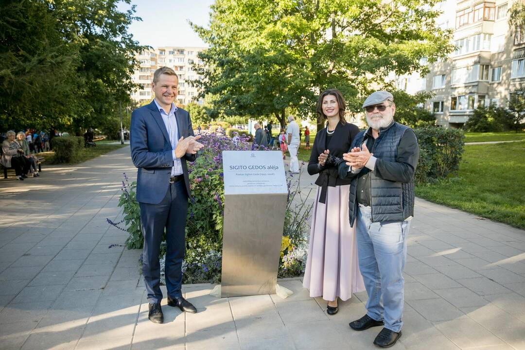 Vilniuje atidaryta poeto S. Gedos vardo alėja