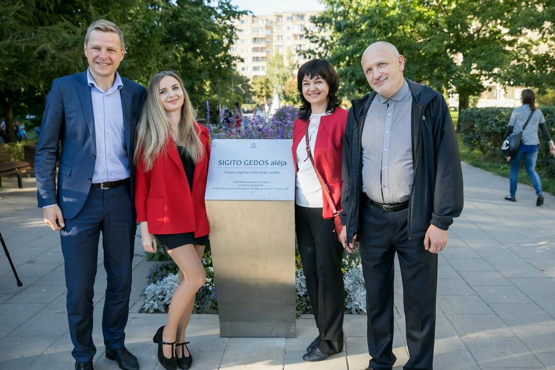 Vilniuje atidaryta poeto S. Gedos vardo alėja