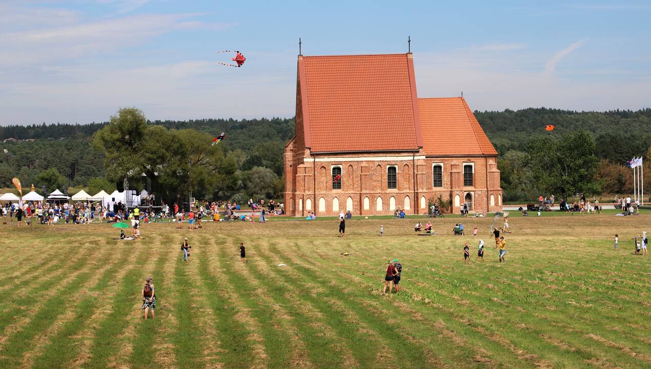 Zapyškio aitvarų festivalis „Tarp dangaus ir žemės“