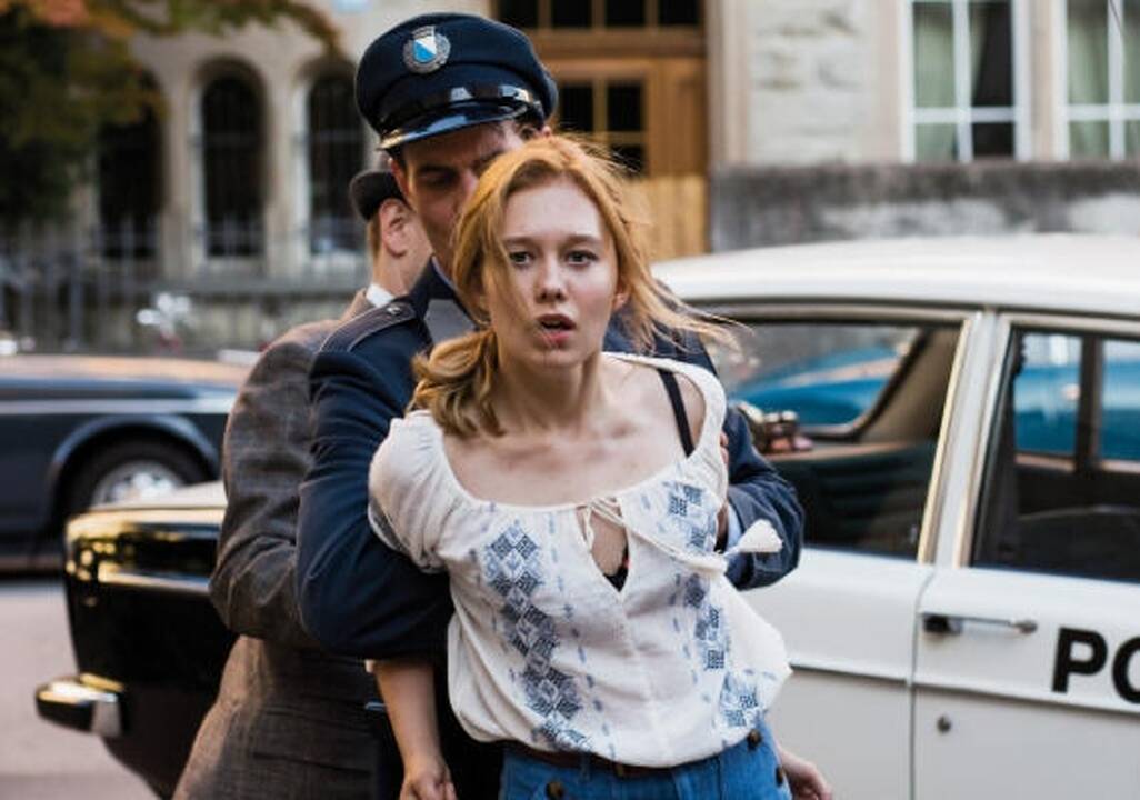Gniaužtuose: tamsiajam Šveicarijos istorijos skirsniui vis daugiau dėmesio skiria menininkai. Kadras iš tikrais faktais paremto filmo "Lina".