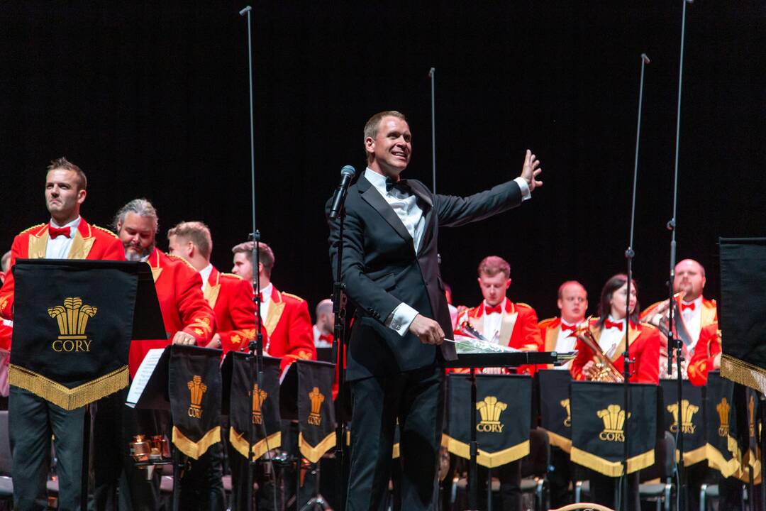 „Cory Band“ iš Velso bei orkestro dirigentas Philip Harper.