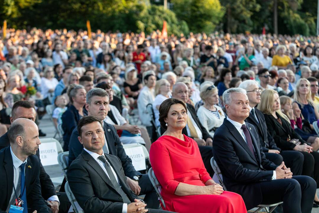  Visame pasaulyje žmonės sugiedojo Lietuvos himną