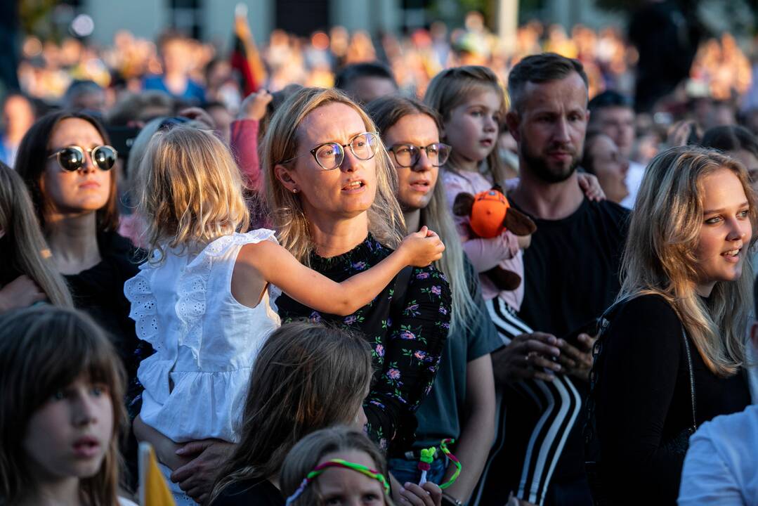  Visame pasaulyje žmonės sugiedojo Lietuvos himną